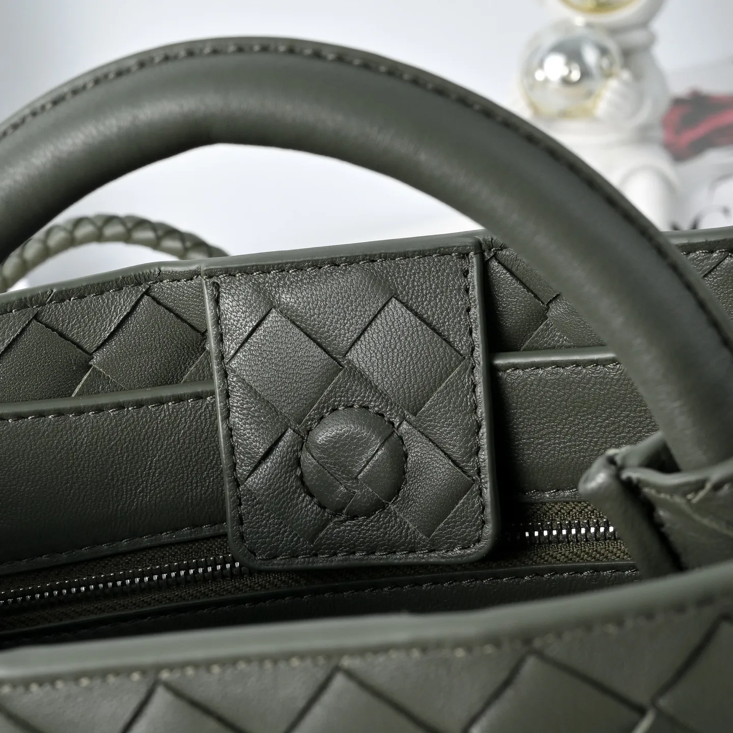 Batch 1860 B's 2023 spring and summer new style continues the brand's woven pattern style with detailed metal knot switch buckles. This time, the shoulder straps are also made into tube weaves, showing different craftsmanship. The carrying method is versatile to create more different styles. Intrecciato woven leather small handbag, equipped with sliding crossbody strap. Internal compartments, including 1 zipper pocket and 2 open pockets. Magnetic buckle closure. Size: 25*20*10cm Model: 7463